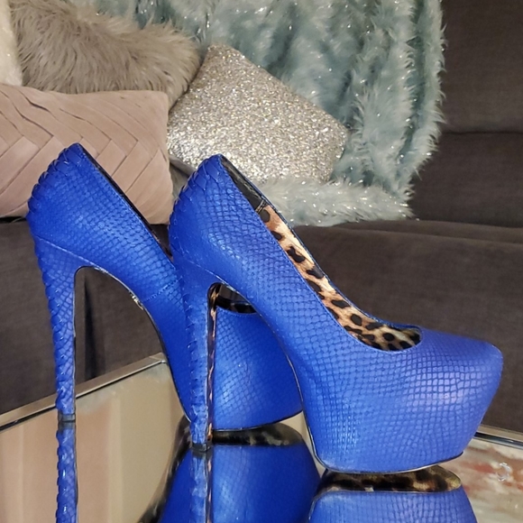 Betsy Johnson - Picture 5 of 6